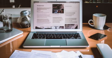 6_a_minimalistic_image_of_a_laptop_on_64a745be-0e8f-4c34-97af-d49f93fd7fe4